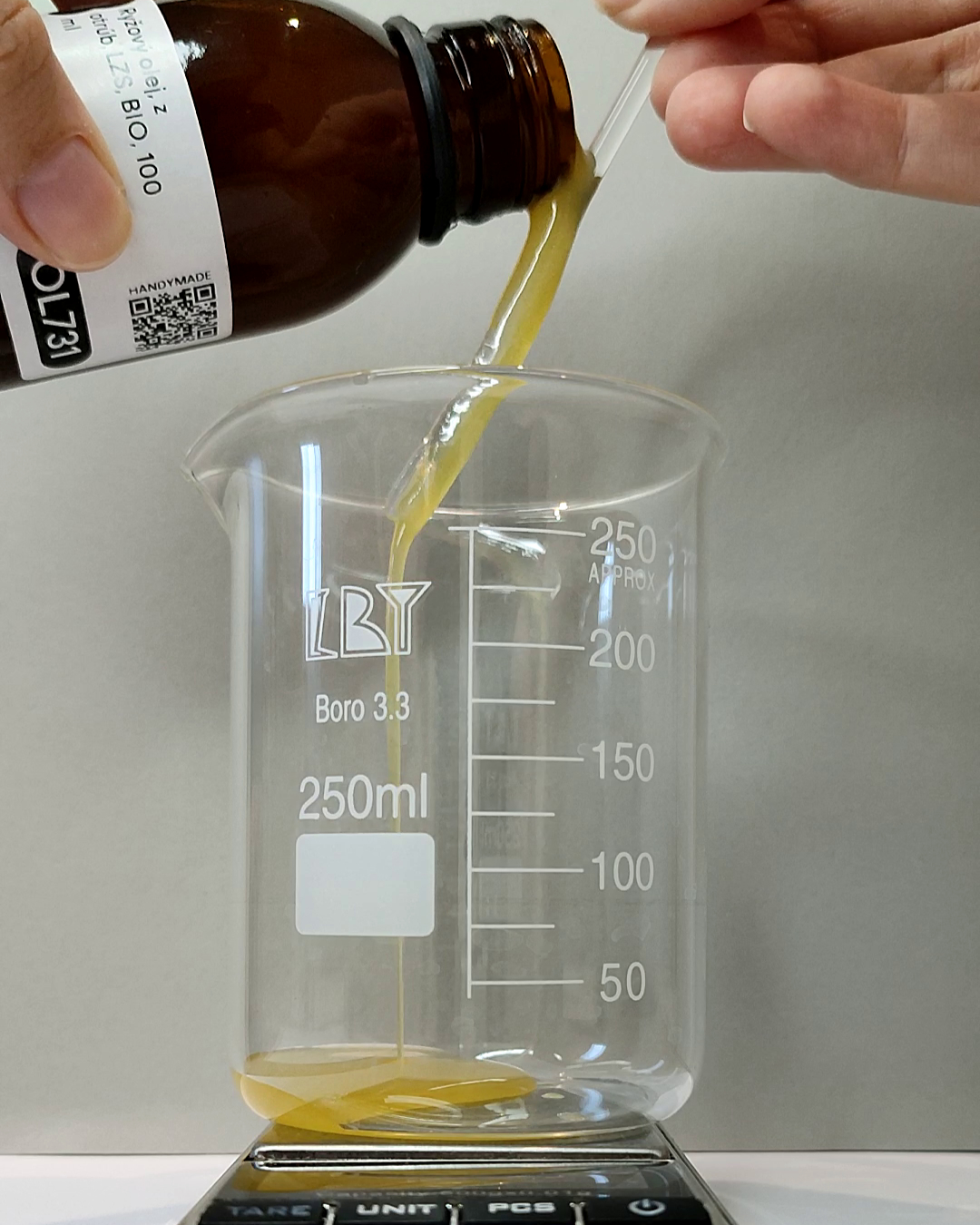 1. Do kadičky si navážime Ryžový olej.