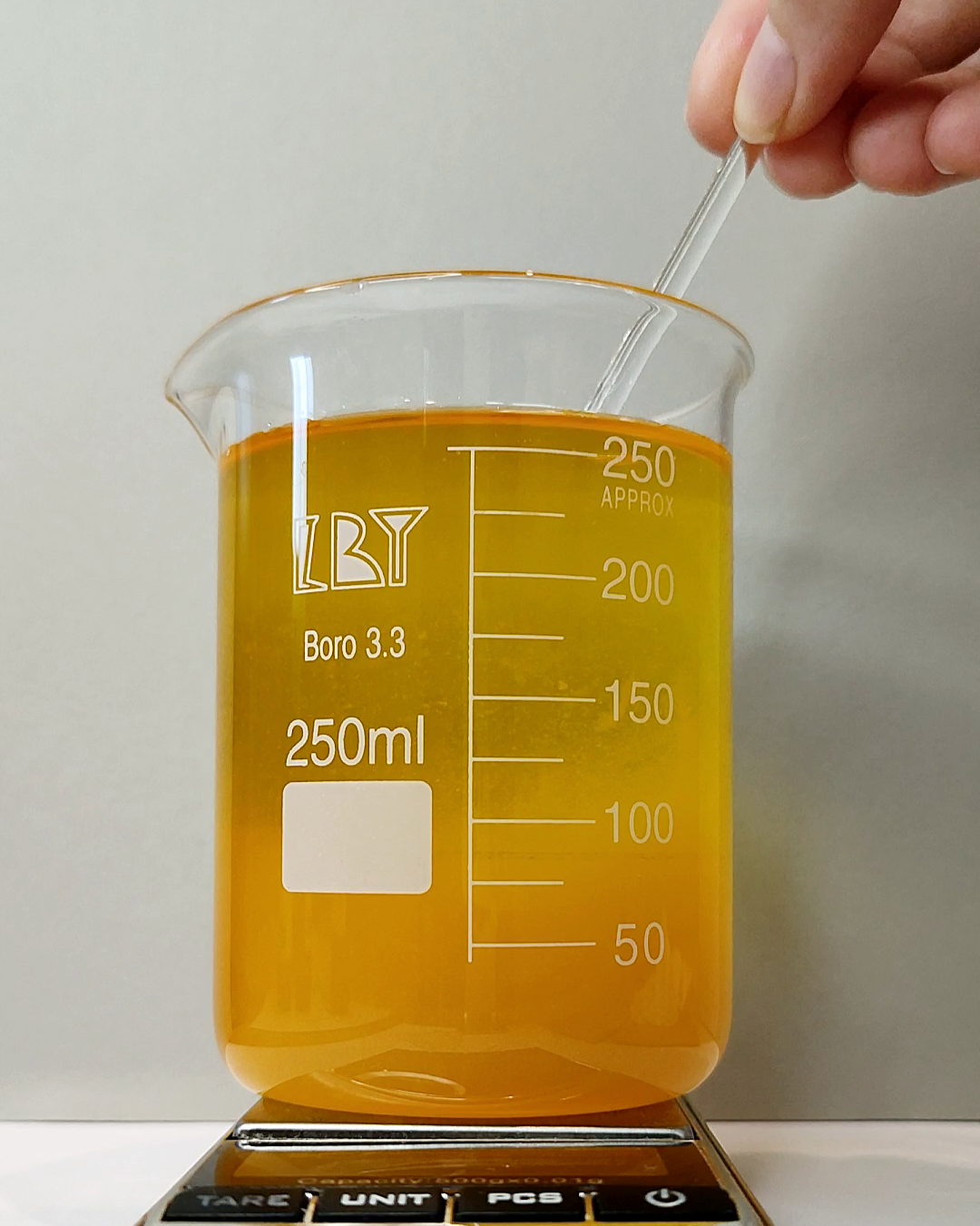 5. Zmes olejov dôkladne premiešame.