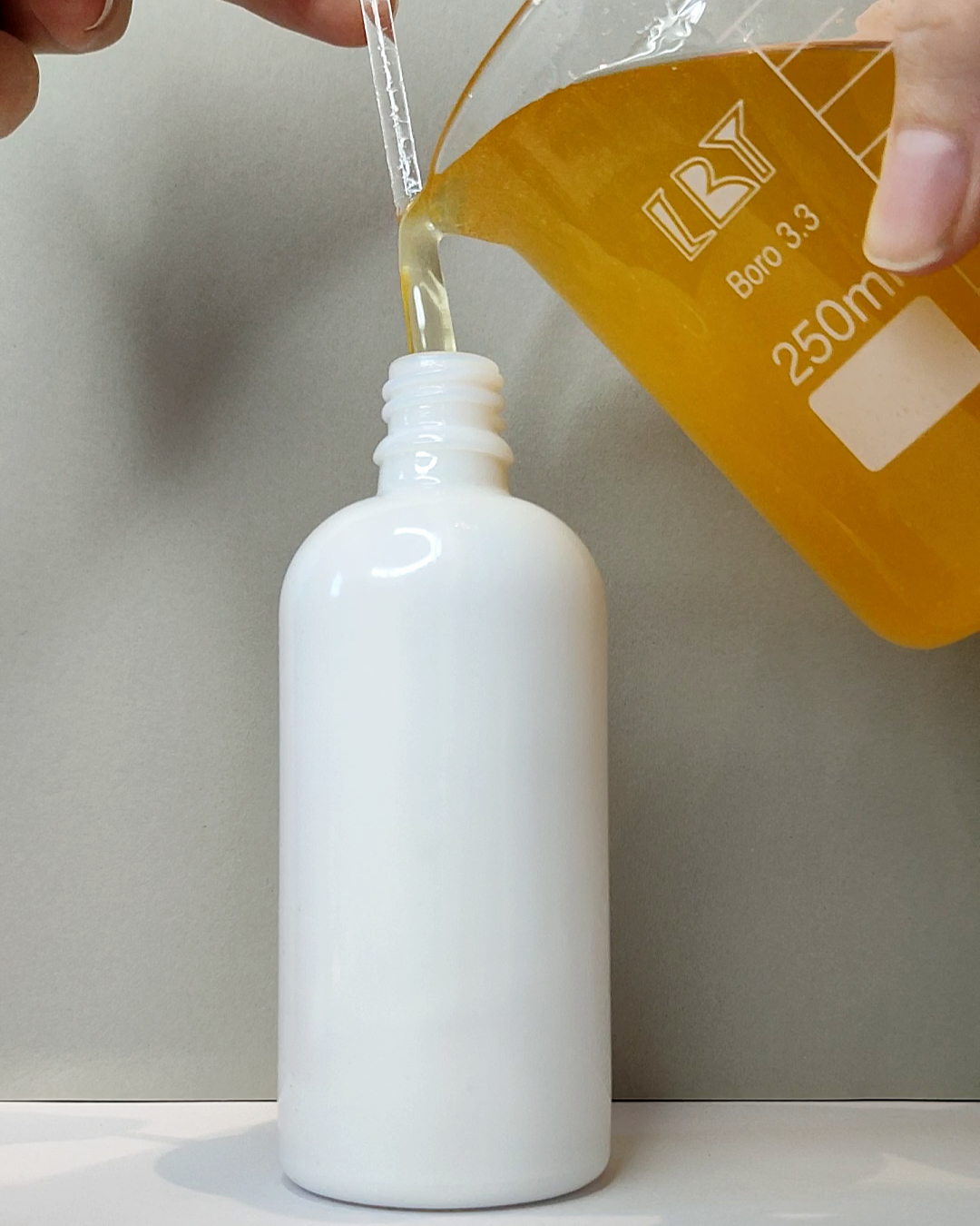 10. Hotový produkt nalejeme do nádobky.